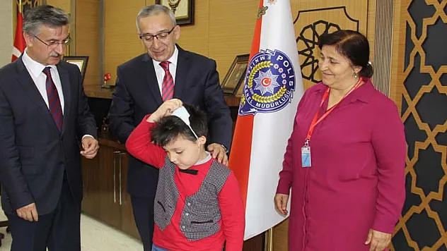 Lösemiyi yenen Talha maskesini emniyet müdürü ile attı