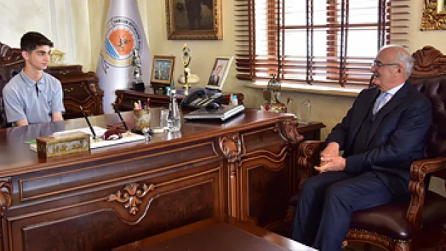 Başkan Yılmaz koltuğunu çocuklara bıraktı