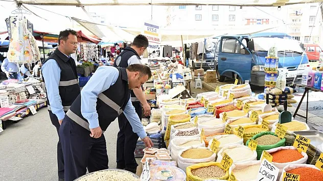 Tekkeköy'de zabıta ekipleri pazar yerlerini denetledi 