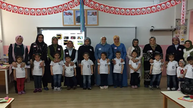 Minik öğrencilerden Anneler Günü etkinliği