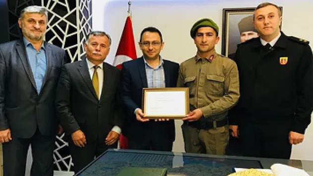 Askerde okuryazar oldu