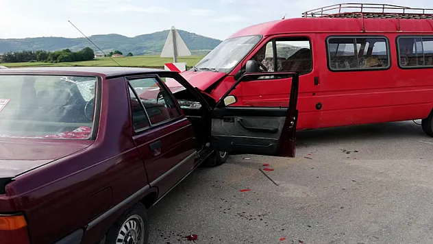 Samsun'da otomobil ile minibüs çarpıştı: 1 yaralı 