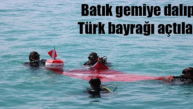 Batık gemiye dalıp Türk bayrağı açtılar