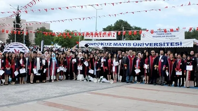 Fen-Edebiyat Fakültesi mezuniyet töreninde coştu 