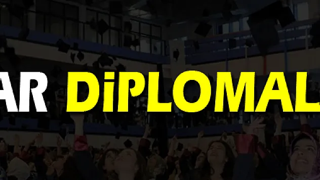 Sağlıkçılar diplomalarını aldı