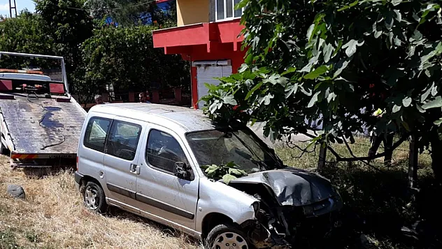 Kontrolden çıkan araç evin bahçesine girdi: 1 yaralı 