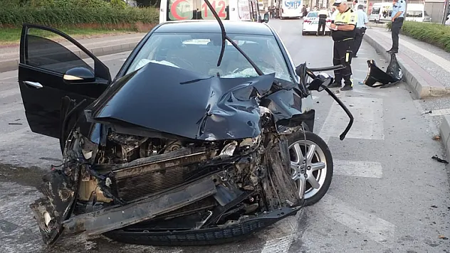 Otomobil otobüsle çarpıştı: 1 yaralı