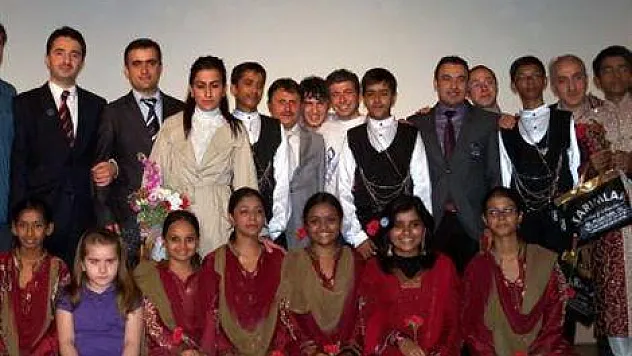 Hintli öğrenciler, Bafralıları coşturdu