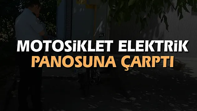 Motosiklet elektrik panosuna çarptı: 2 yaralı 