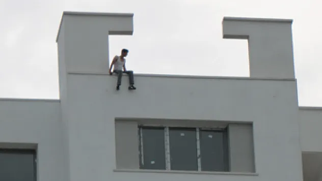 İntihar etmek isteyen gence 'Atlamak yürek ister' diye bağırdılar