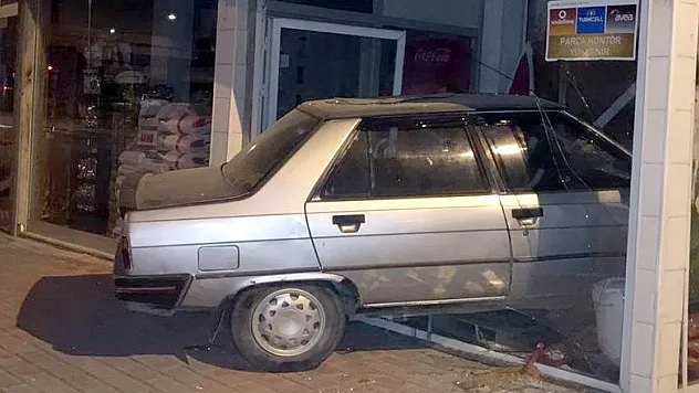  Otomobil iş yerine girdi: 1 yaralı 