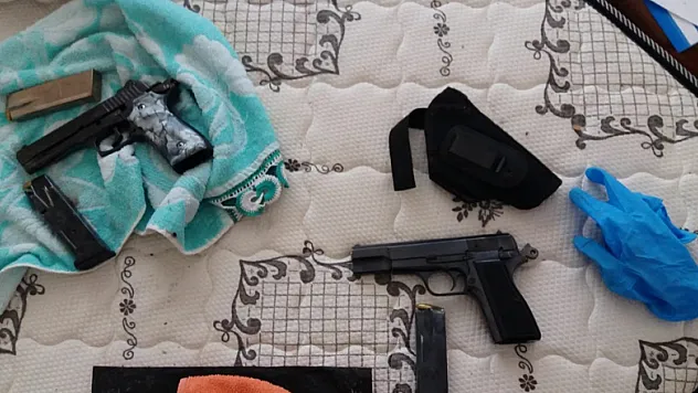  Samsun'da bir evde 2 adet tabanca ele geçti 