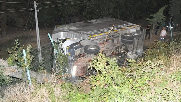 Yoldan çıkan kamyon bahçeye uçtu: 1 yaralı 