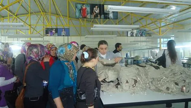 Kursiyerlere fabrika gezisi