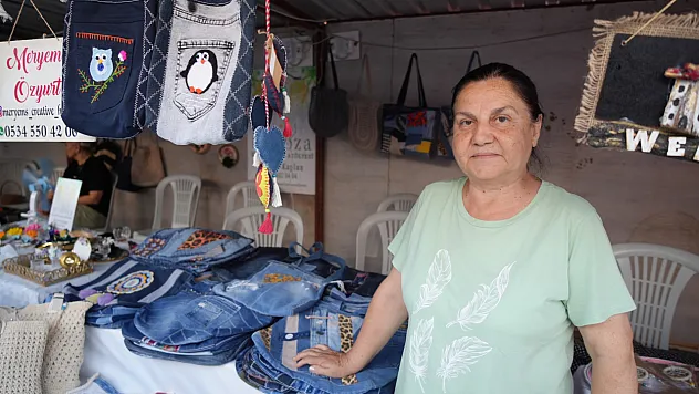 65 yaşındaki emekli kadın eski kotları çantaya çevirerek kazanç sağlıyor