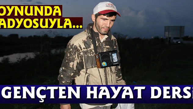 Boynunda radyosuyla hurda toplayarak ekmeğini kazanan gençten hayat dersi