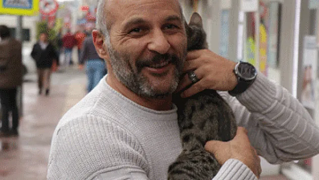 Mahsur kalan kedisine evladı gibi sarıldı