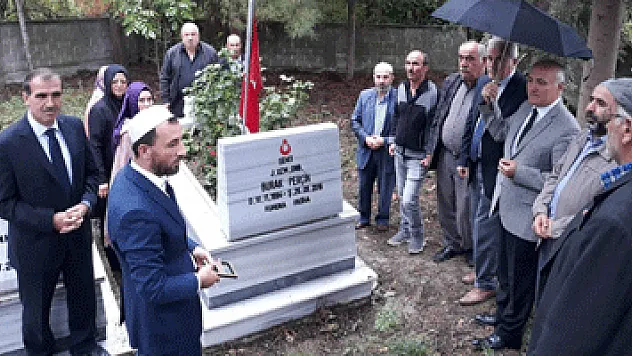 Şehit asker kabrinin başında dualarla anıldı