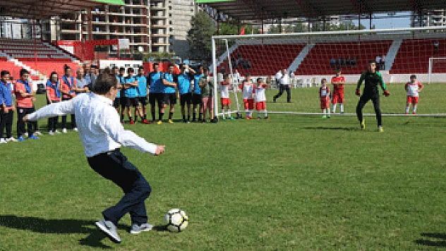 Başkan Şahin: 'Gençlerimizi kötü alışkanlıklardan korumak için en etkili yol spor'