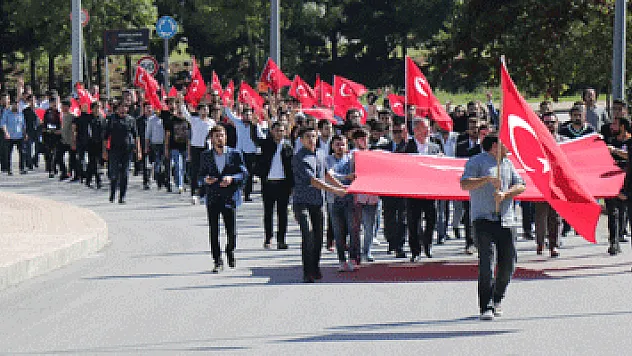 Üniversite öğrencilerinden 'Bayrak Yürüyüşü'