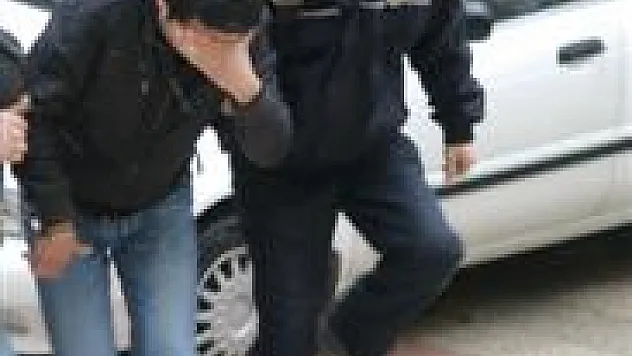 Silah yakalattı, adliyeye sevk edildi