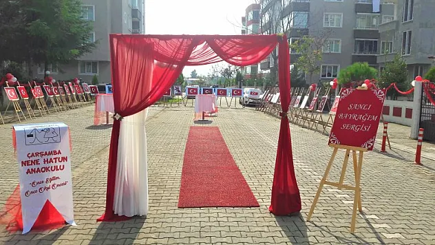 MİNİK YÜREKLERDEN KOCAMAN BAYRAK SEVGİSİ