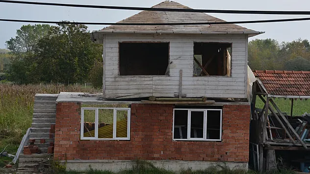 Baba yadigarı evi, kendi evinin üzerine taşıdı