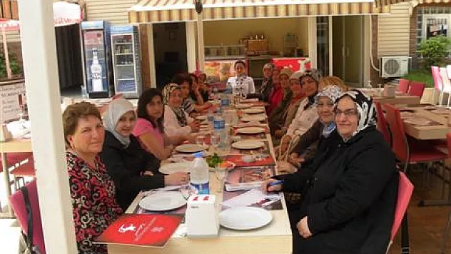 Aile eğitimini tamamlayan veliler yemekte buluştu