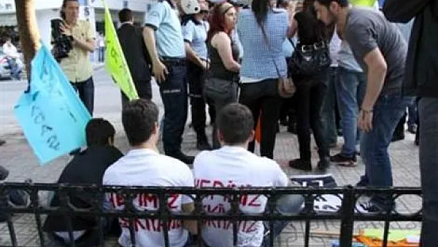 AK Parti önünde zincirli eylem yaptılar