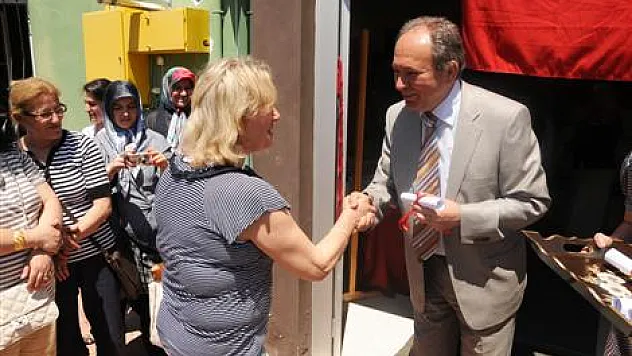 Bayan kursiyerler el emeklerini sergiledi