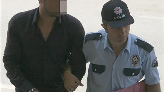 Tartıştığı arkadaşını tabancayla vurdu