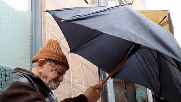 90'lık şemsiye tamircisi gözlük kullanmadan mesleğini yapıyor