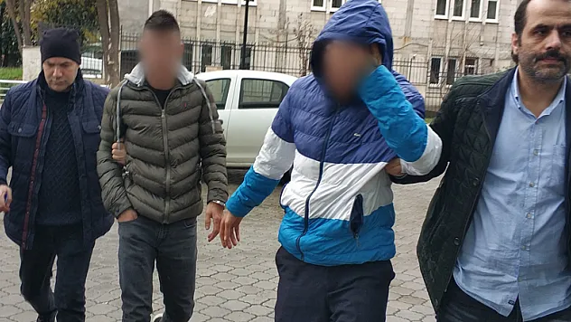  Kamyonun akülerini çalıp hurdaya sattılar 