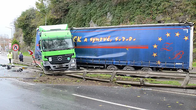 Kontrolden çıkan tır refüje çıkarak durabildi 