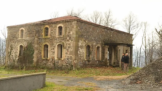 3 asırlık bina definecilerin uğrak yeri oldu  