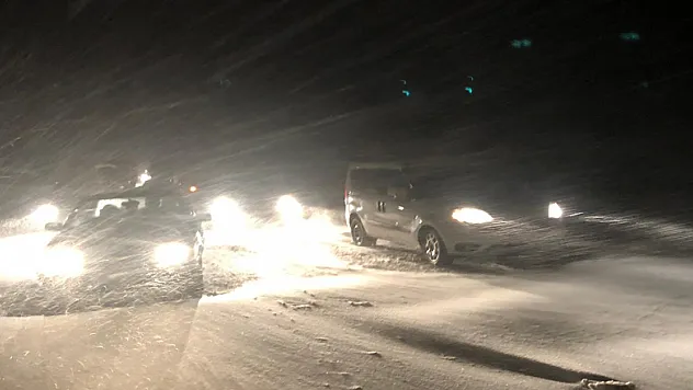 Yoğun kar yağışı ve tipi nedeniyle araçlar yolda mahsur kaldı 