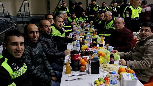 Trafik polisleri çiğ köfte partisiyle yeni yılı kutladı