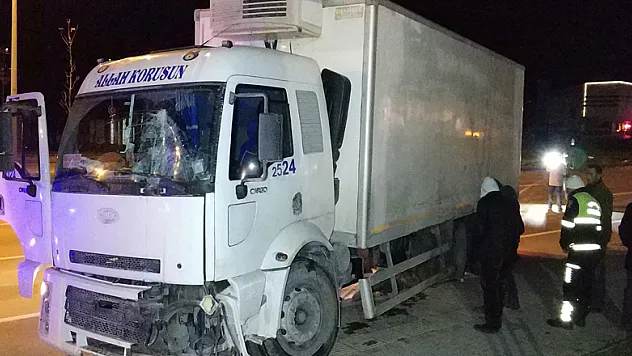 Kamyonun karşı şeride geçtiği kazada faciadan dönüldü 