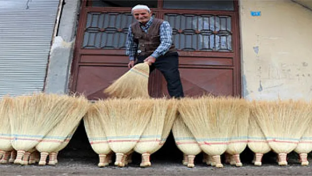 Bu mahalle geçimini el yapımı süpürgeyle sağlıyor
