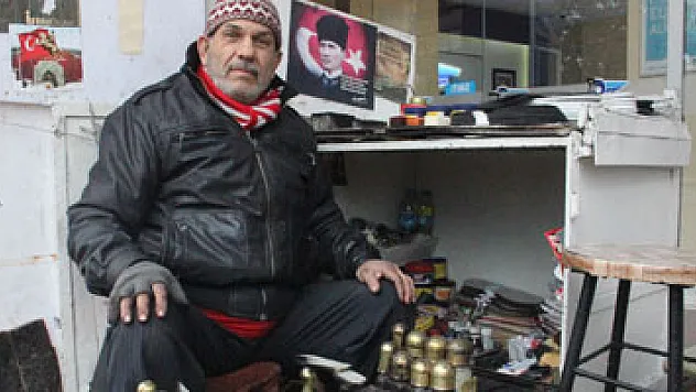 Siyasilerin ve sanatçıların ayakkabı boyacısı