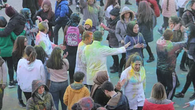 Karne gününde Hindistan'a özgü 'Holi Festivali'