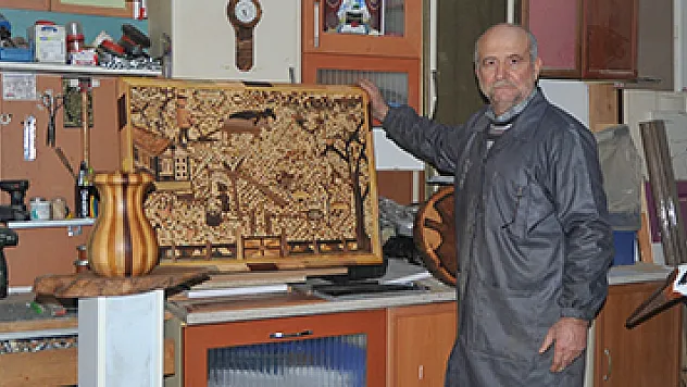 Hayallerini ahşaba işliyor