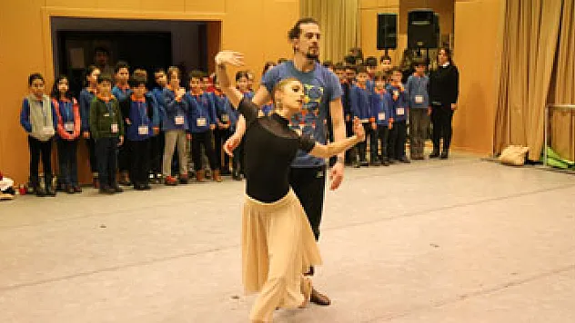 Minikler sahne arkasını gezdi 