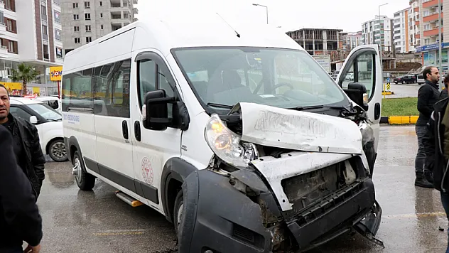  Hastane servis minibüsü ile otomobil çarpıştı: 1 yaralı 