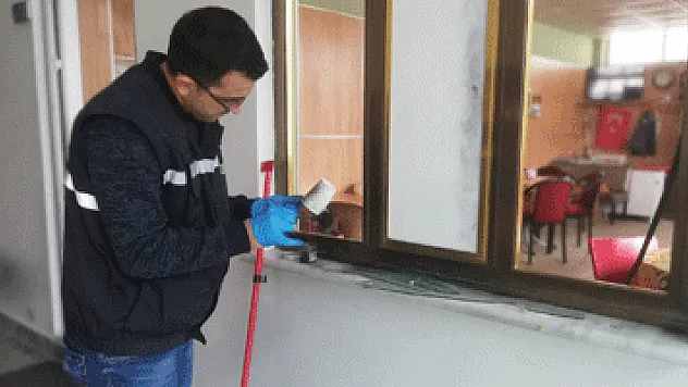 Cami çay ocağından bozuk para çalındı