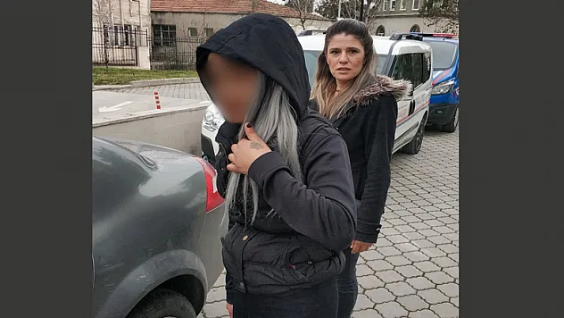 Çantasında 2 adet tabanca ele geçen genç kıza gözaltı 