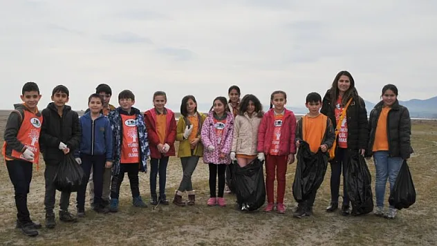 Öğrenciler temiz çevre için çöp topladı  