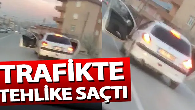 Trafik magandası yolda aracın kapıları açık şekilde ilerledi 