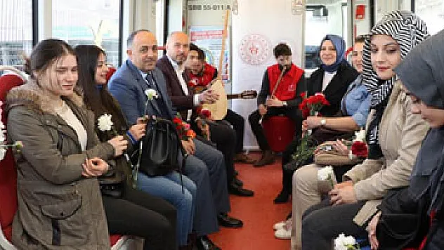 Gençler, kadınlar için tramvayda şarkı söyledi