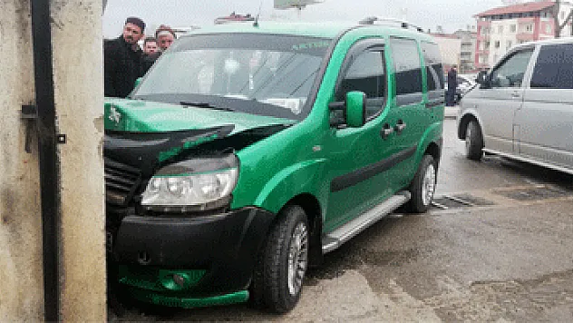 Dolmuş duvara çarptı: 4 yaralı